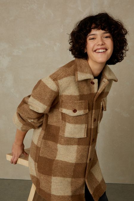 Veste à carreaux oversize en laine recyclée | beige et marron "ariko caramel check"