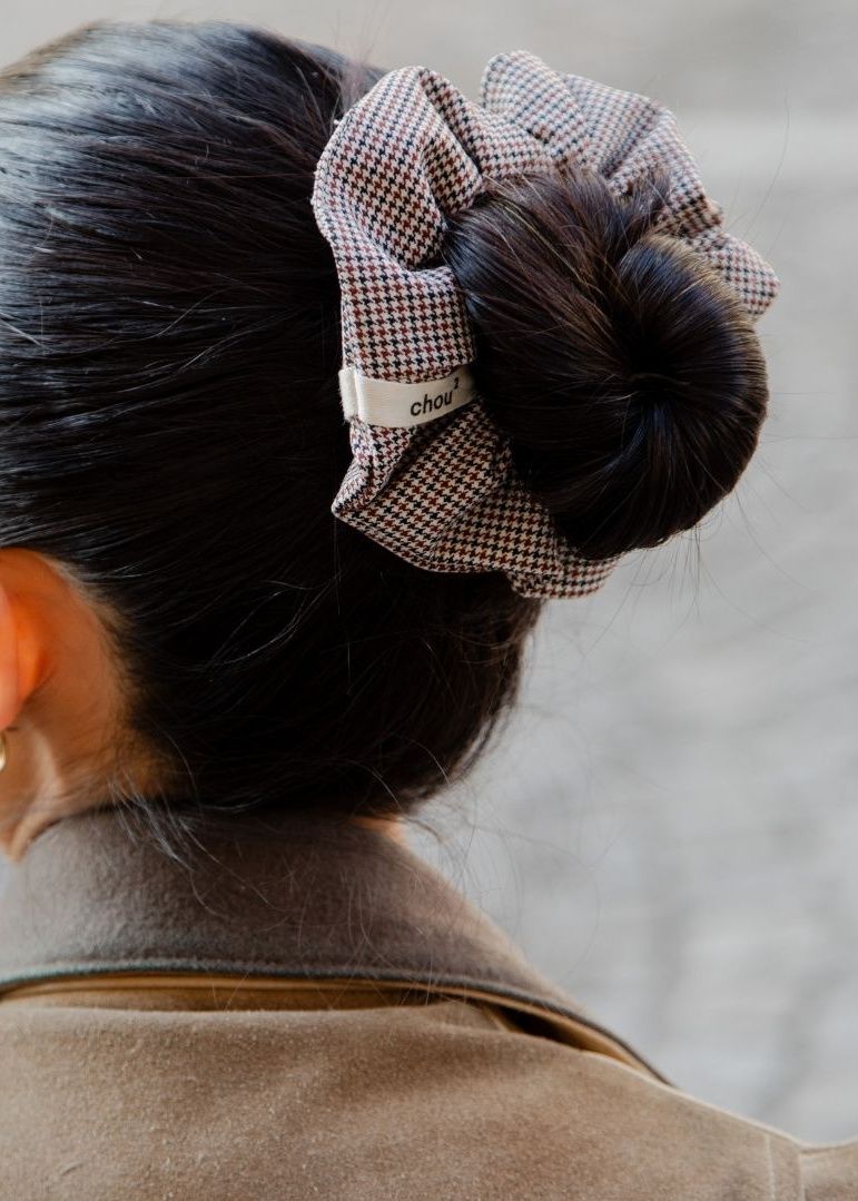 Upgecyceltes Scrunchie | mehrfarbig "chouchou pied de poule marron - grand", Chou², Foto 2