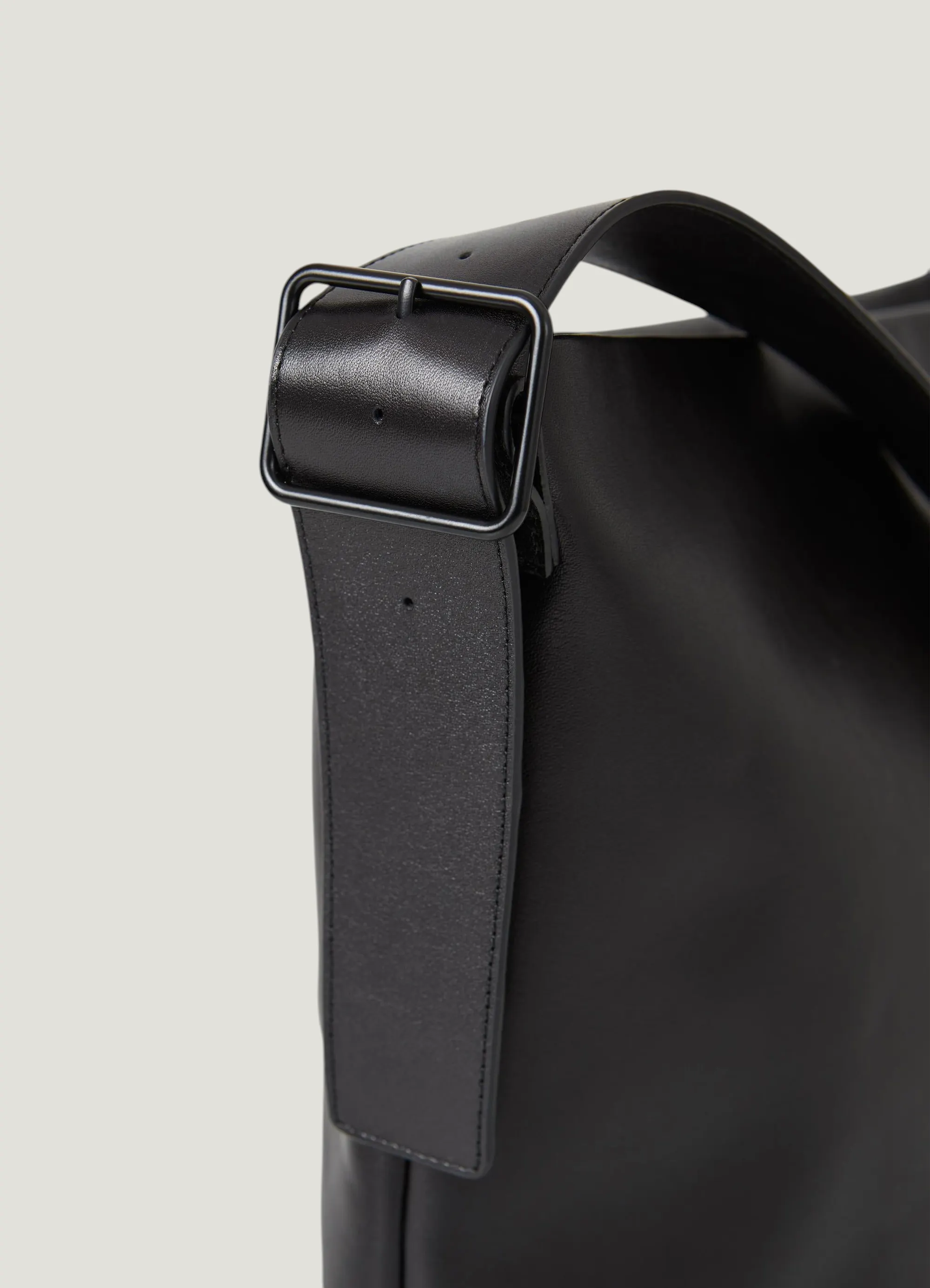 Sac bandoulière en cuir certifié | noir "stockholm", Vagabond, photo 3