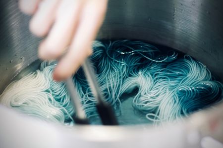Là les fils font gentiment trempette pour être teints | © Jelleke Vanooteghem / Unsplash