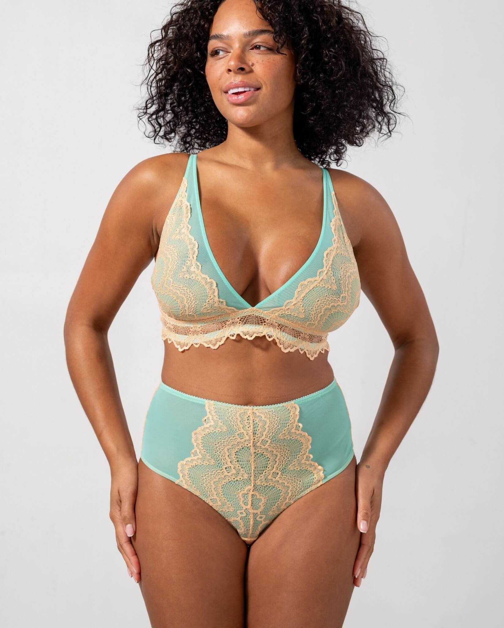 Triangel-BH aus recyceltem Material | Zweifarbig lace mesh plunge bralette - peach / turquoise, Understatement, Foto 4