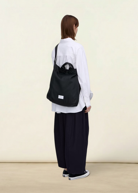 Sac tote/bandoulière 19l en matière recyclée | noir "ground shopper bag - black" - Sandqvist