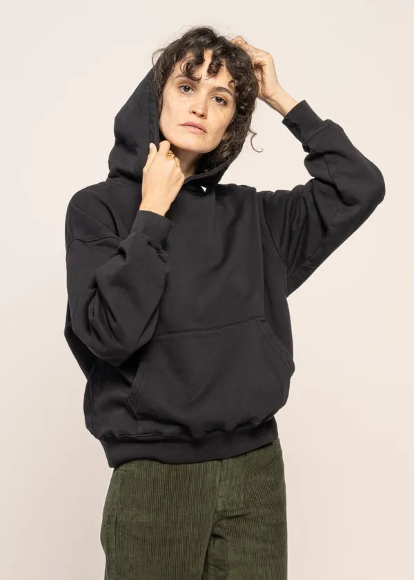 Sweat à capuche oversize en coton bio | noir "deep black", Colorful Standard