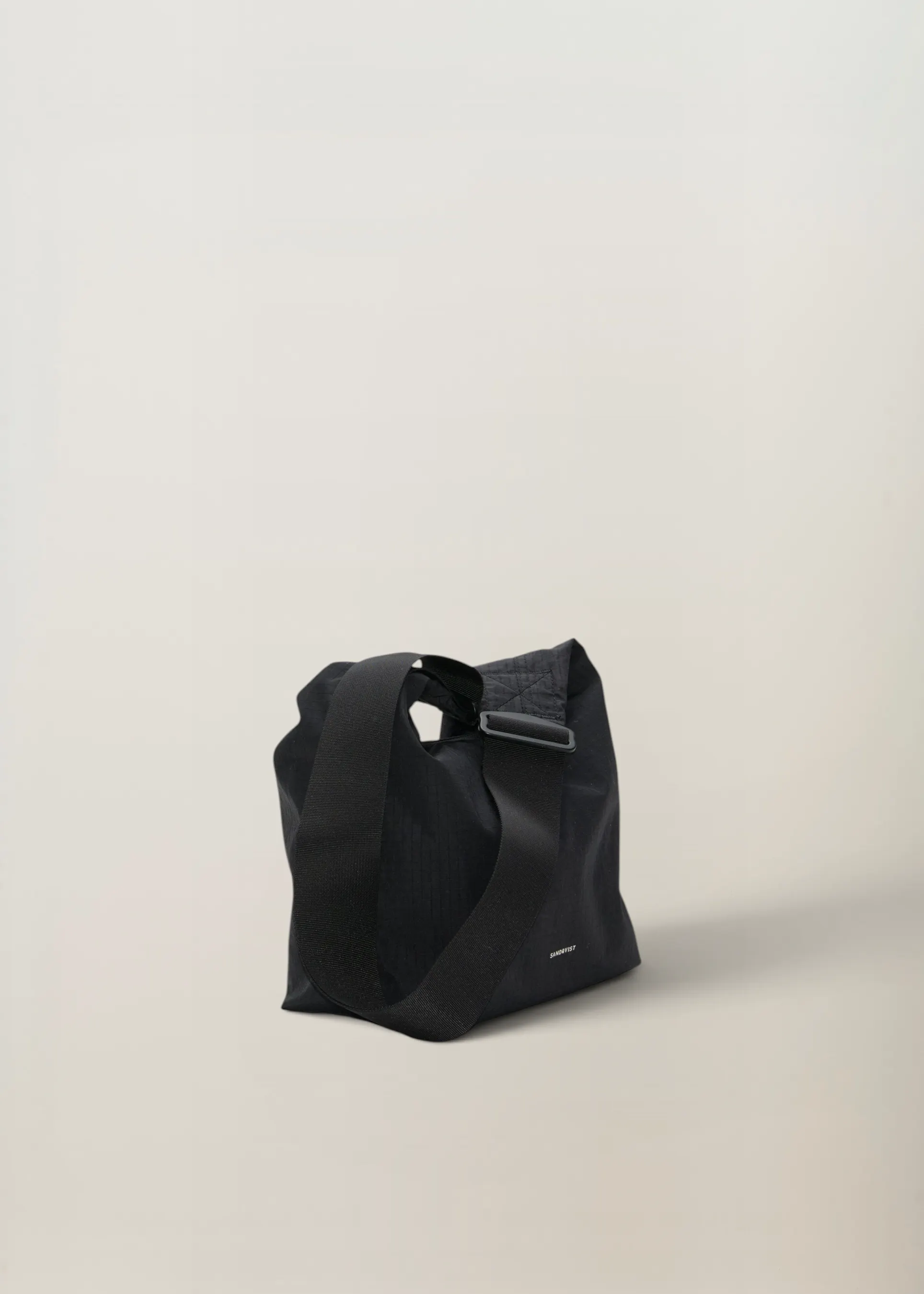 Sac bandoulière 5L en matière recyclée | noir "Grid shoulder bag mini - black", Sandqvist, photo 2