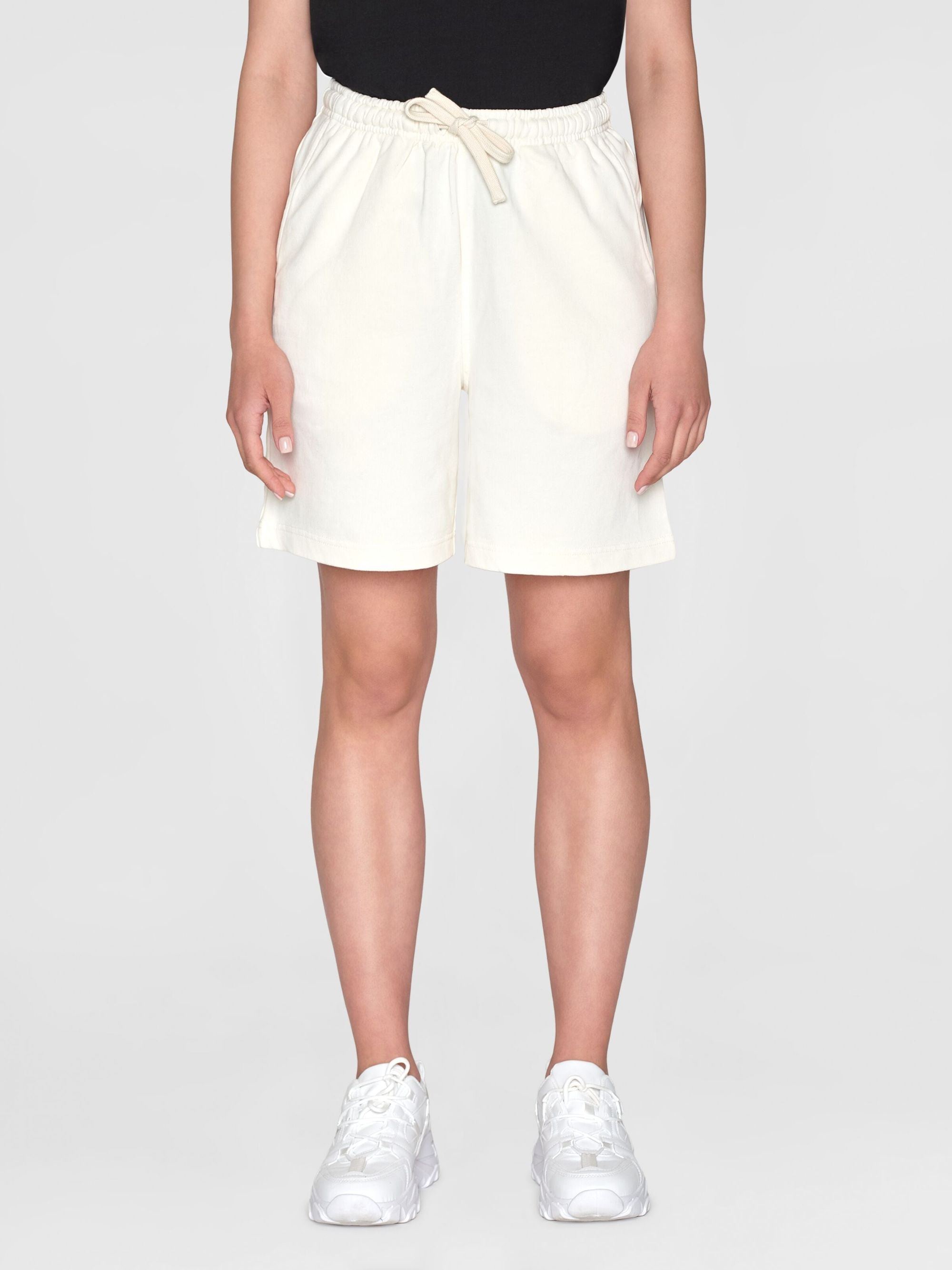 Short en coton bio | blanc à motif brodé "loose fit sweat shorts egret", Knowledge Cotton Apparel, photo 1