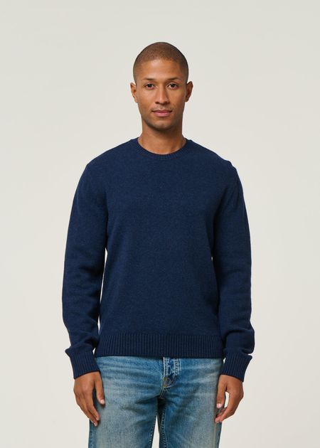 Pull en laine mérinos recyclée | bleu "classic merino wool crew - marine blue" - Colorful Standard