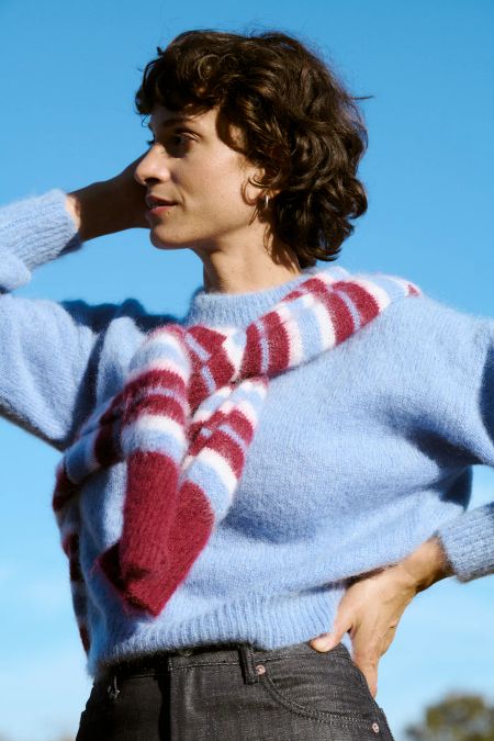 Hellblauer Mohair-Pullover und gestreifter Schal