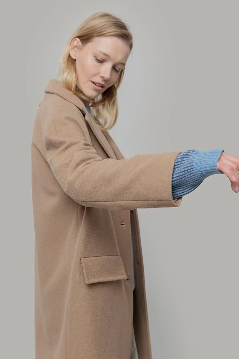 Langer Mantel aus recycelter Wolle | Beige "cappotto lana mara beige cammello", Rifò, Foto 2