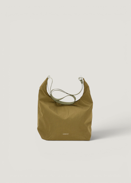 Sac bandoulière en matière recyclée | vert "Grid shoulder bag mini - olive" - Sandqvist