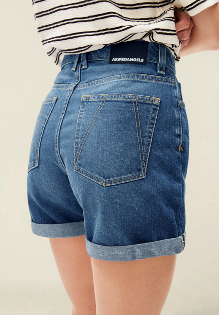 Short en jean en coton recyclé | bleu délavé "sheaari wavy blue" - Armedangels