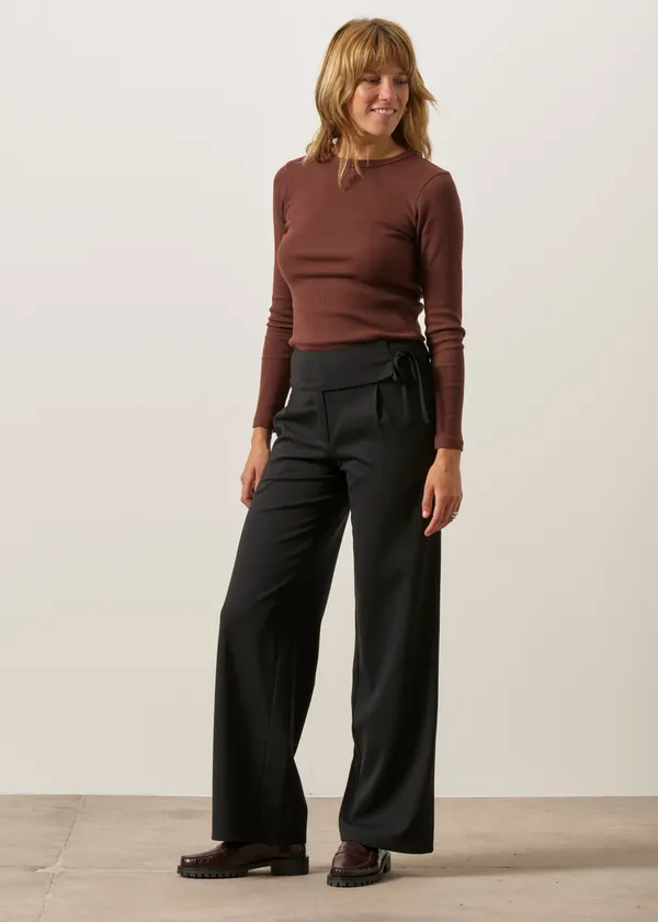 Pantalon fluide droit à pinces en matière recyclée et laine certifiée | noir "Black yuri pants - black", Thinking Mu