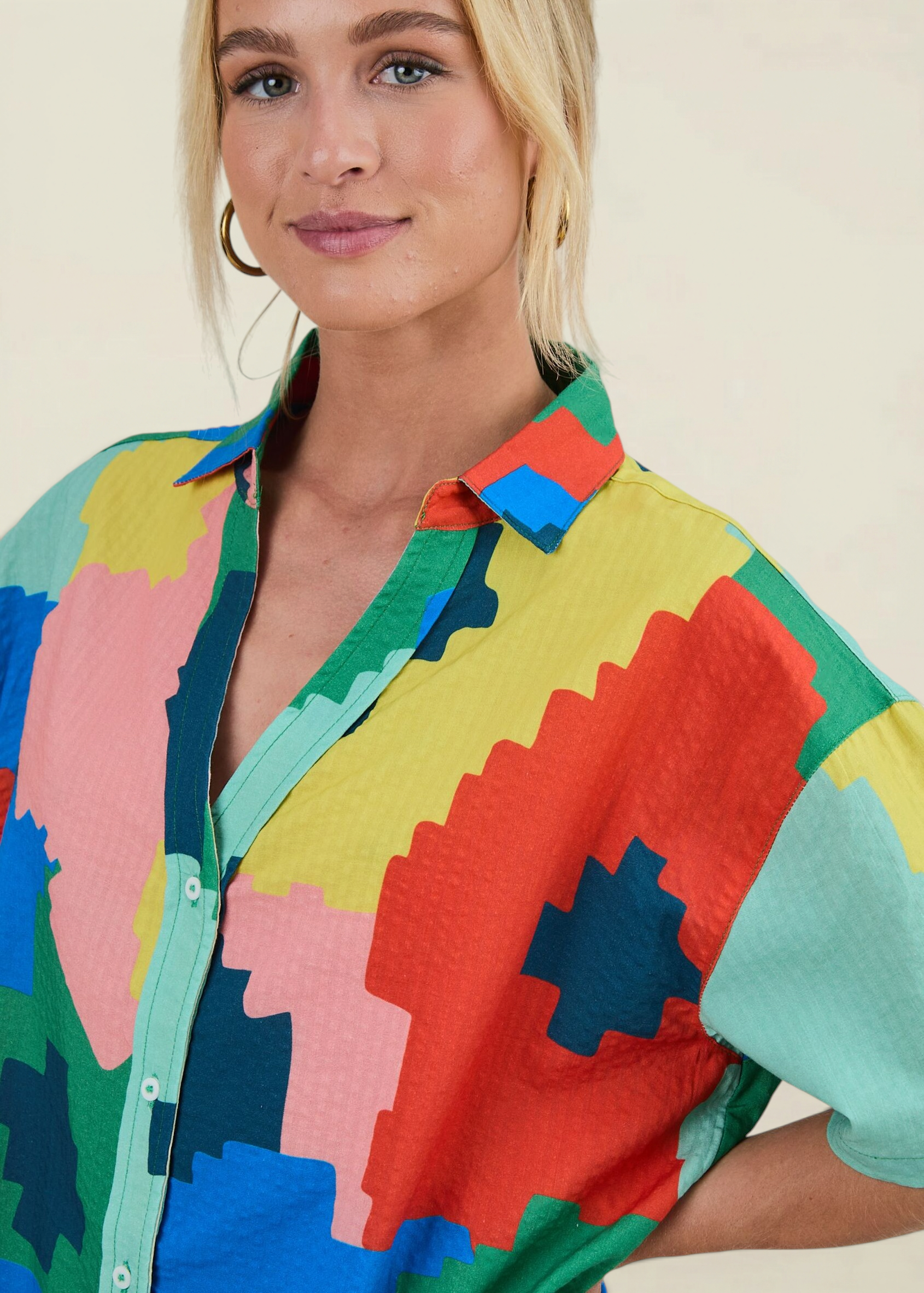 Bluse aus Seersucker mit Bio-Baumwolle und Lyocell | Mehrfarbig "Maxi flower oversize cropped blouse", Brava Fabrics, Foto 4