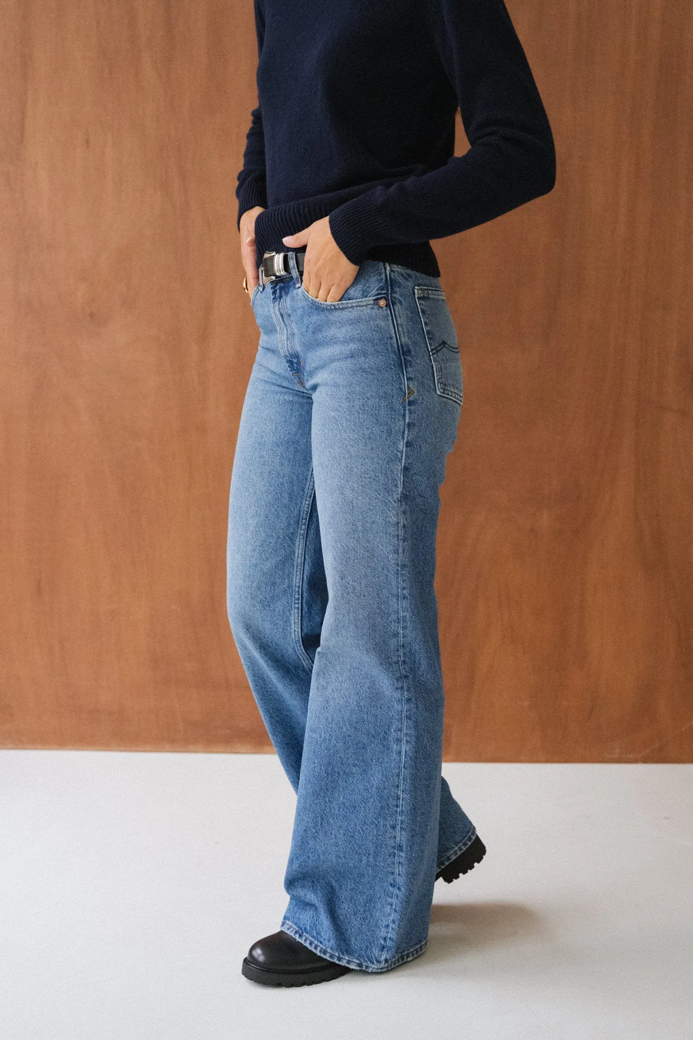 Jean flare en coton recyclé | bleu "jane - rechange mid worn", Kings of Indigo, photo 4