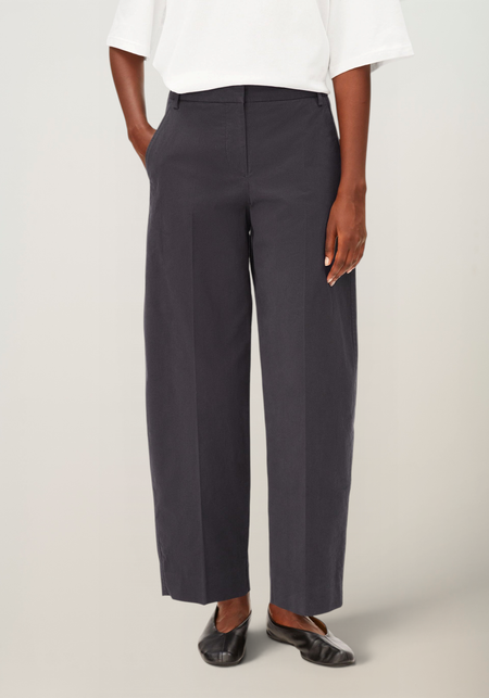 Pantalon ballon en coton bio | gris foncé "Barrel leg twill pant - dark steel" - Armedangels