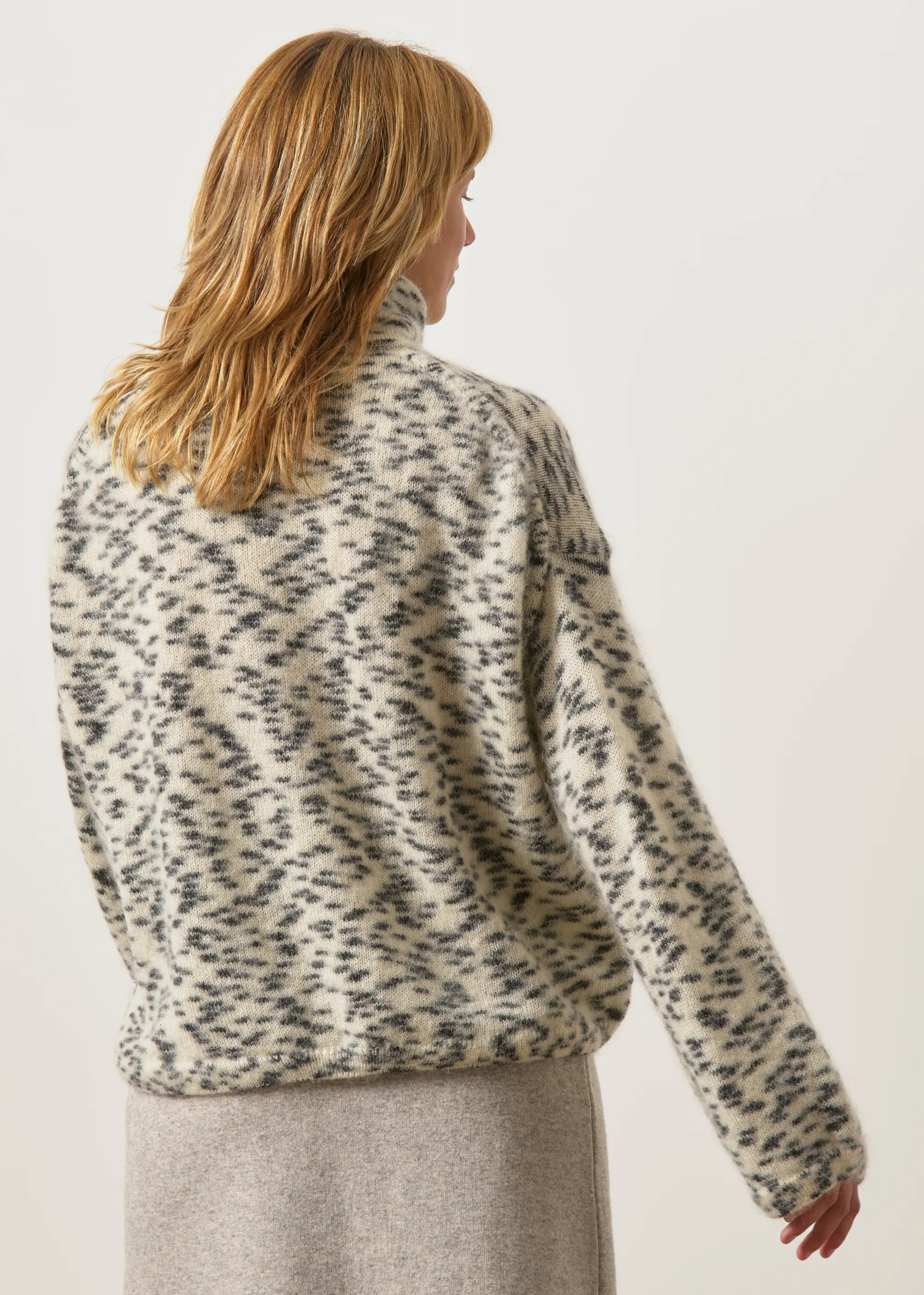 Pull col montant en laine bio et mohair certifiée| blanc et noir, Armedangels, photo 5
