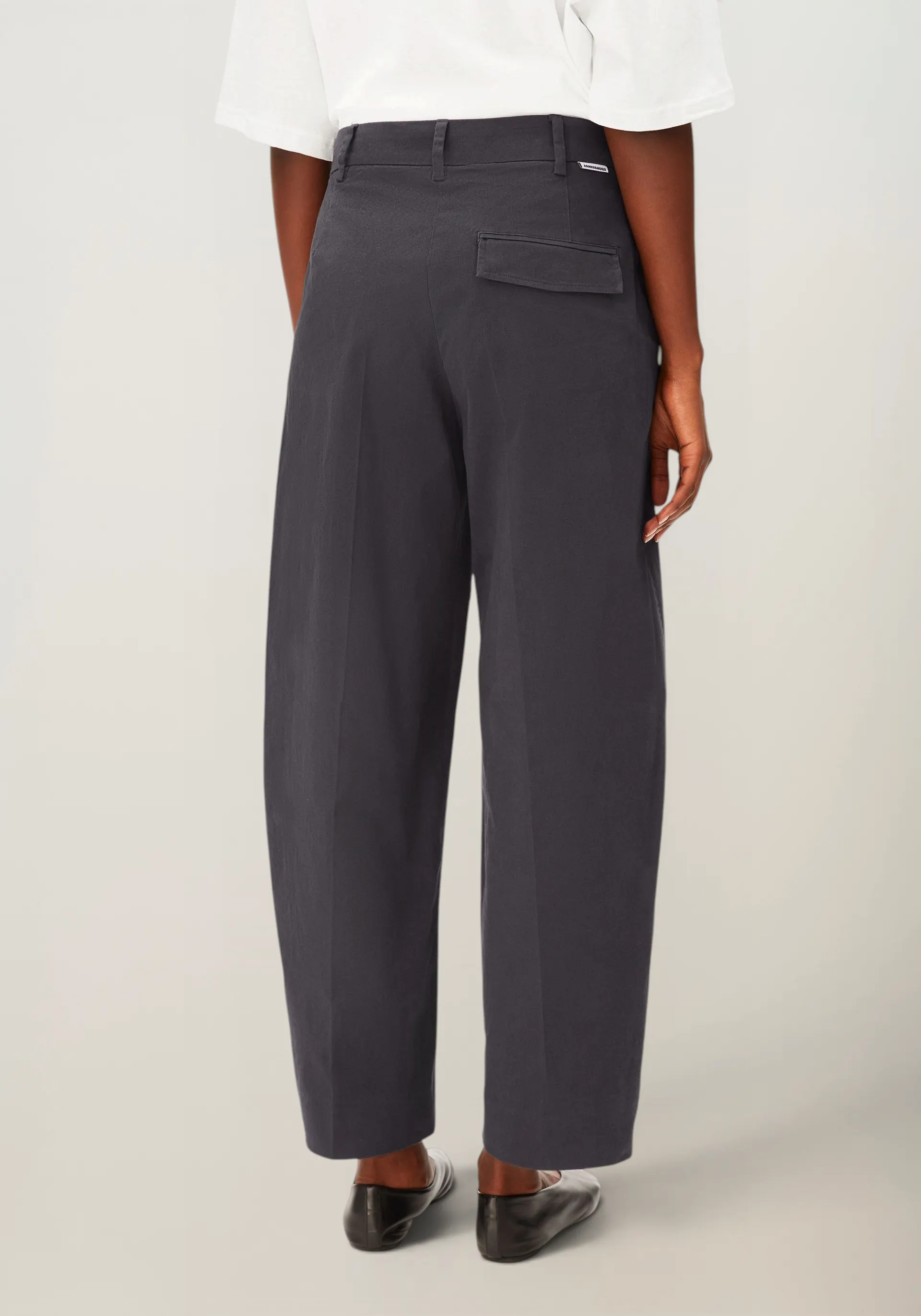 Pantalon ballon en coton bio | gris foncé "Barrel leg twill pant", Armedangels, photo 4