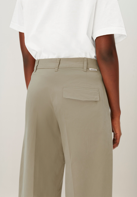 Pantalon ballon en coton bio | vert "Barrel leg twill pant - light sage" - Armedangels