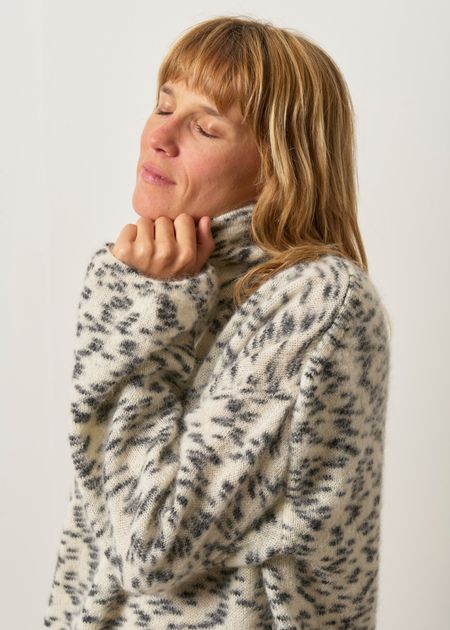 Pull en tricot en laine et mohair | blanc et noir "Mohair blend dots knit sweater - oatmilk-black" - Armedangels