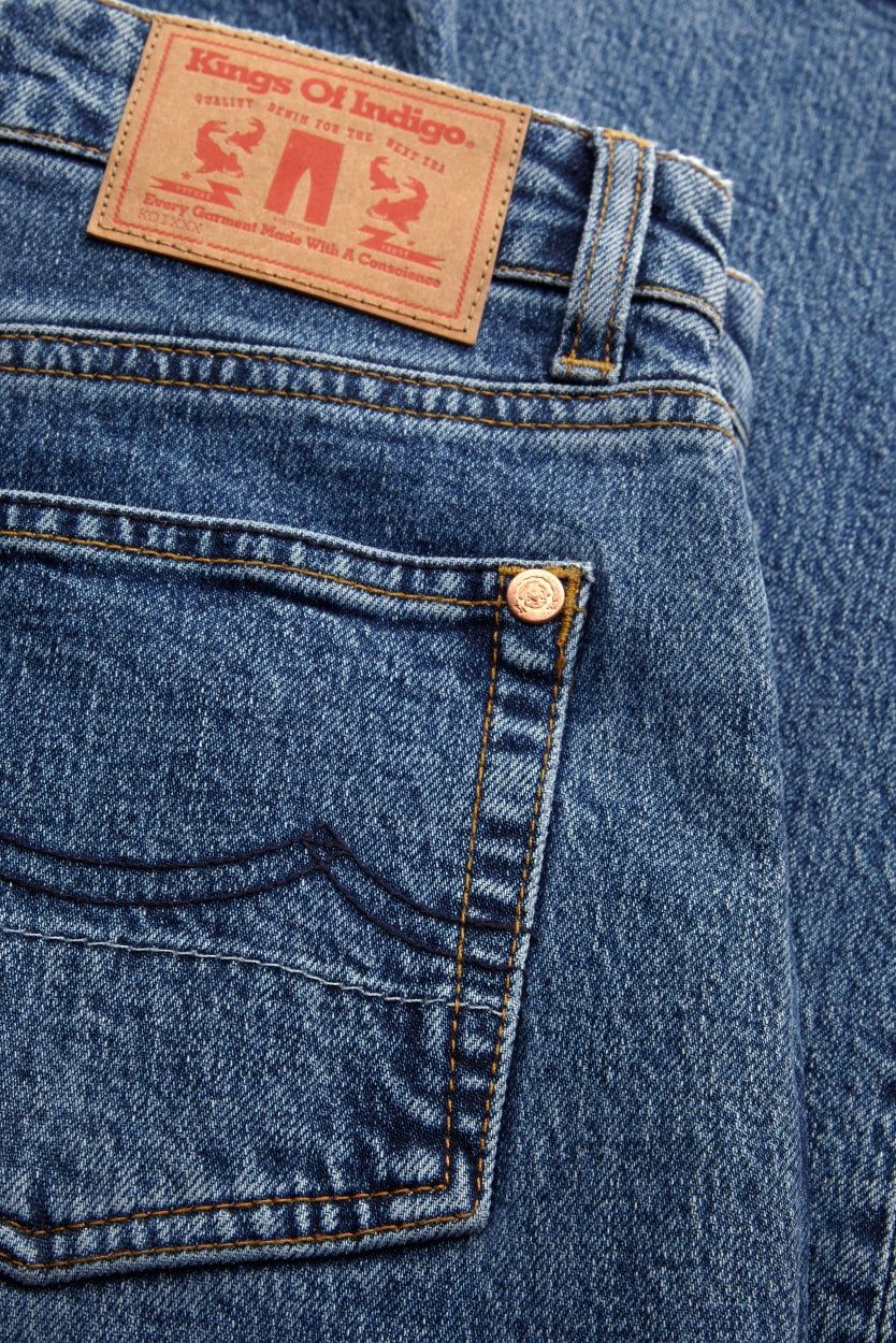 Jean mom en coton recyclé | bleu "caroline cropped stretch - eco xavier blue marble", Kings of Indigo, photo 5