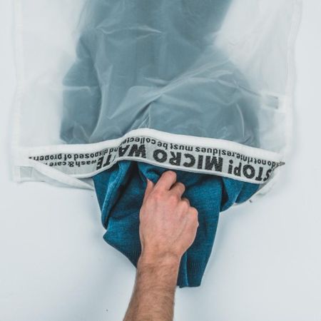Le sac de lavage Guppy Friend, qui retient au minimum 90% des micro-particules de plastique.