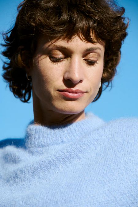 Kragen eines hellblauen Mohair-Pullovers