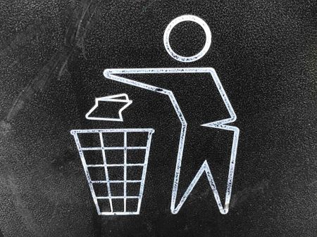 Et hop ! A la poubelle. Triste fin pour nos vêtements |© Gary Chan / Unsplash