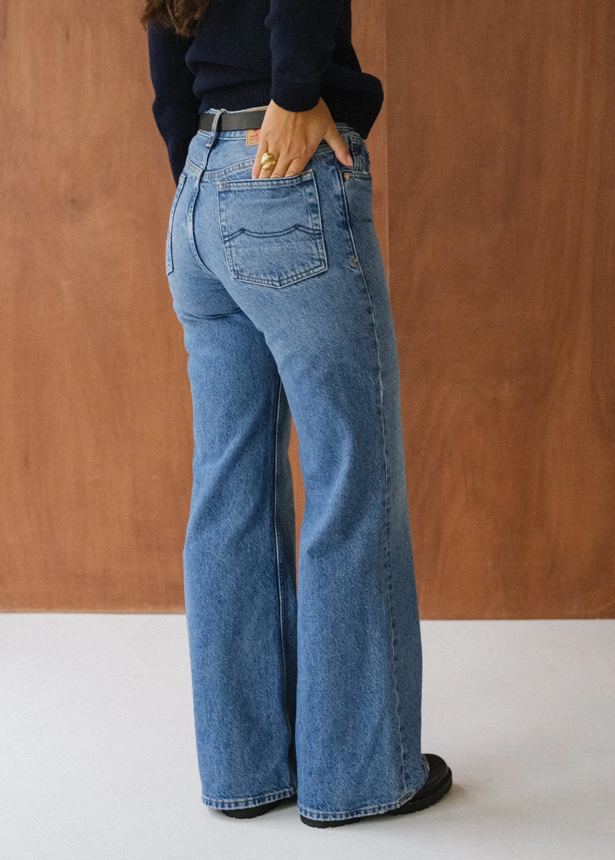 Jean flare en coton recyclé | bleu "jane - rechange mid worn", Kings of Indigo, photo 1