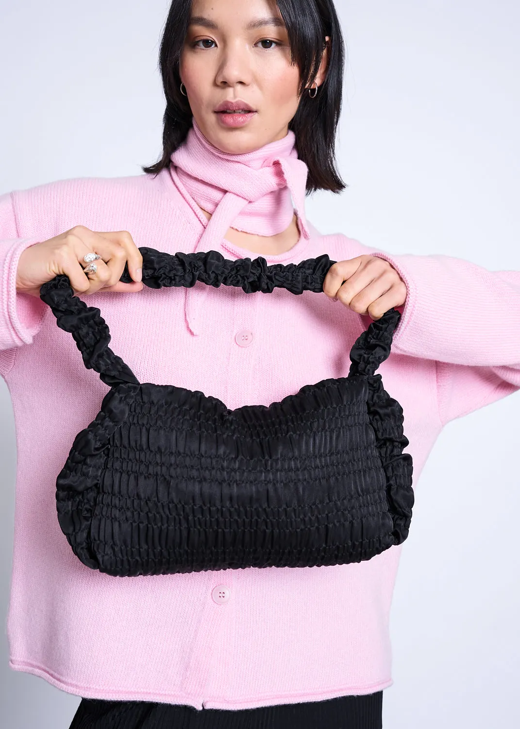 Sac à main en ecovero | noir "Ruffled bag avi black", Jan'n June, photo 2