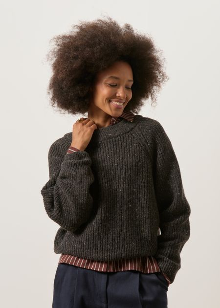 Pull en laine bio et matière recyclée | noir "Cropped knit sweater - speckled black"