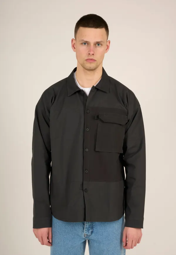 Surchemise à poche noire en twill coton bio - outdoor twill overshirt with contrast fabric phantom, Knowledge Cotton Apparel