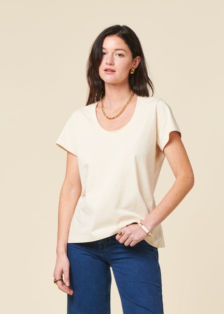 Le t-shirt décolleté écru