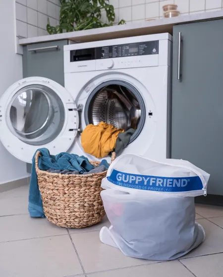 Utilisation du Guppy Friend Bag pour le lavage de vos vêtements en matières synthétiques.