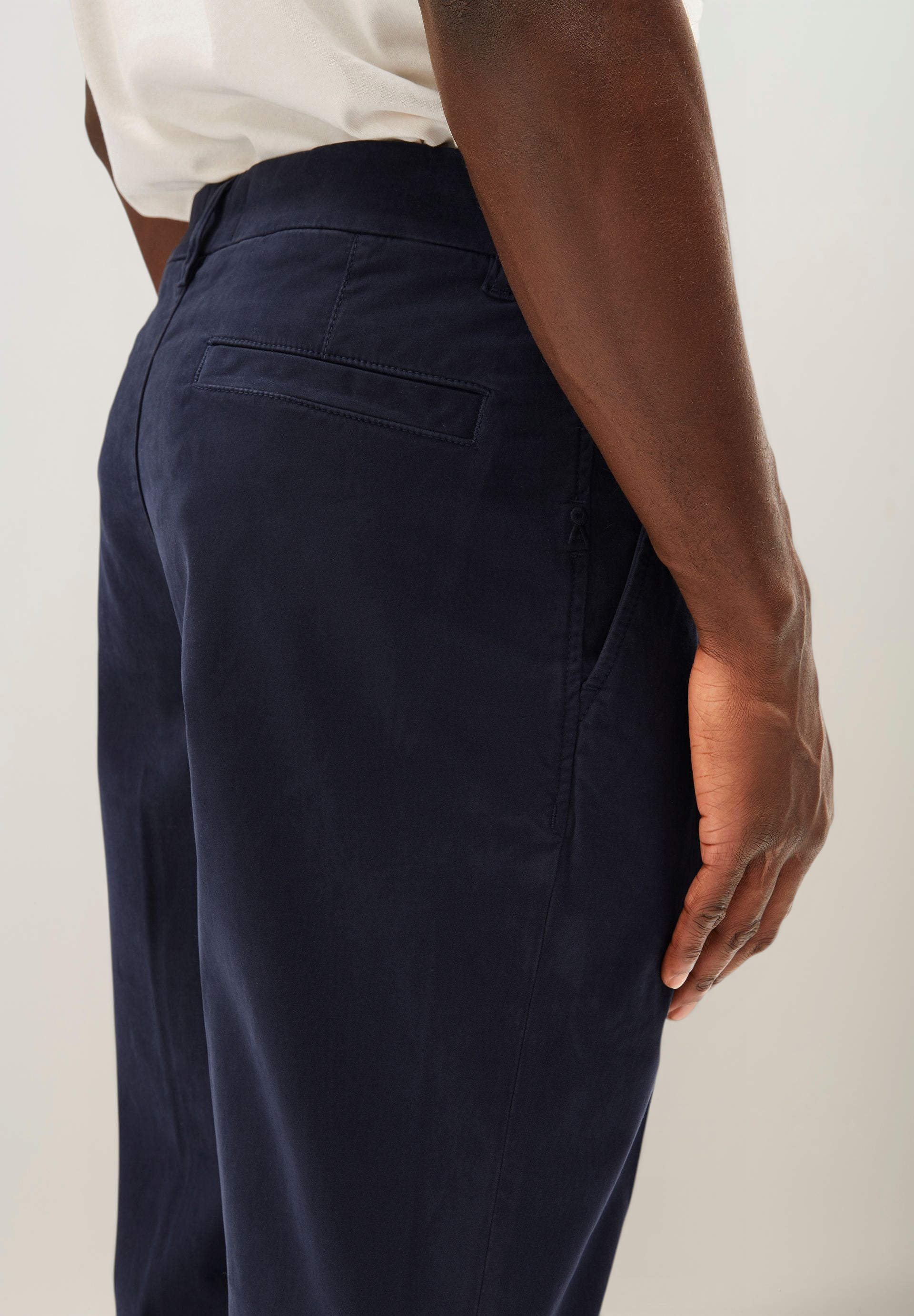 Gerade Bundfaltenhose aus Bio-Baumwolle | Marineblau "Taamir pleated chino pant - night sky", Armedangels, Foto 2