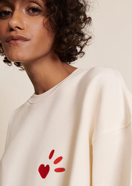 Sweat brodé en coton bio | crème "l'amour est déclaré", émoi émoi, photo 3