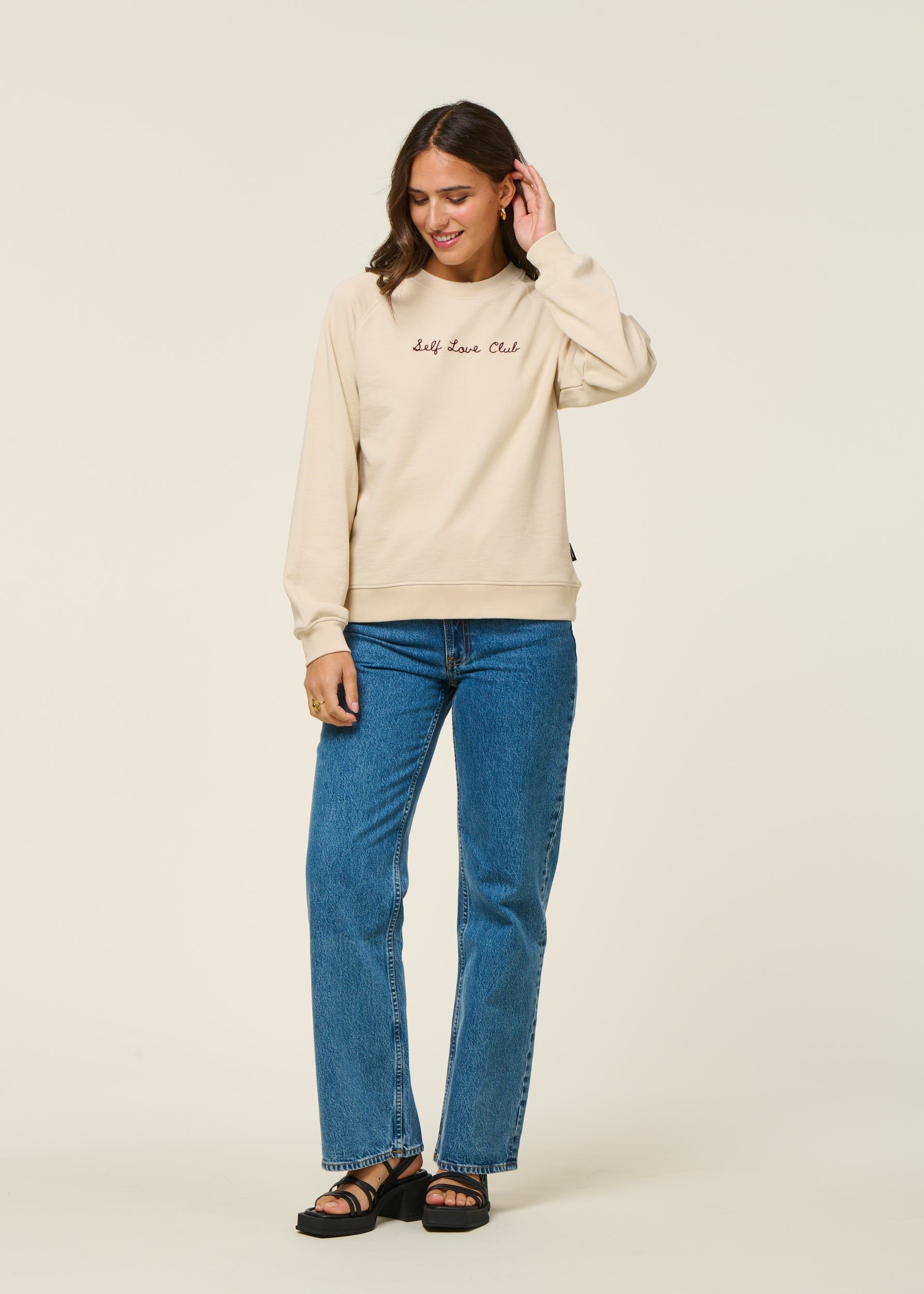 Bestickter Sweater aus Bio-Baumwolle | Beige "sweatshirt ystad self love club emb oat white - rainy day", Dedicated, Foto 4