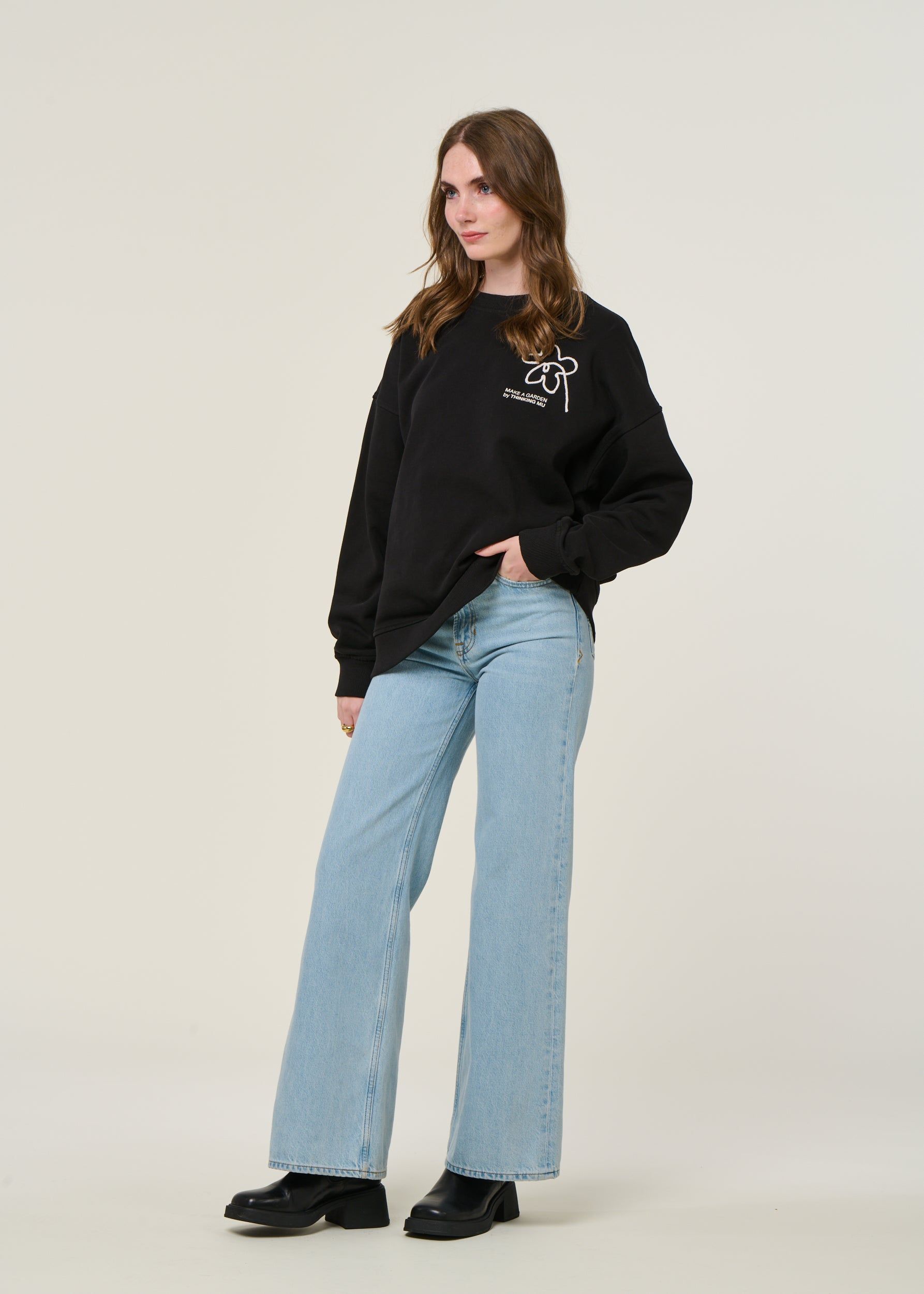 Besticktes Oversize-Sweatshirt aus Bio-Baumwolle | Schwarz "flower rope black jimena sweatshirt - black", Thinking Mu, Foto 3