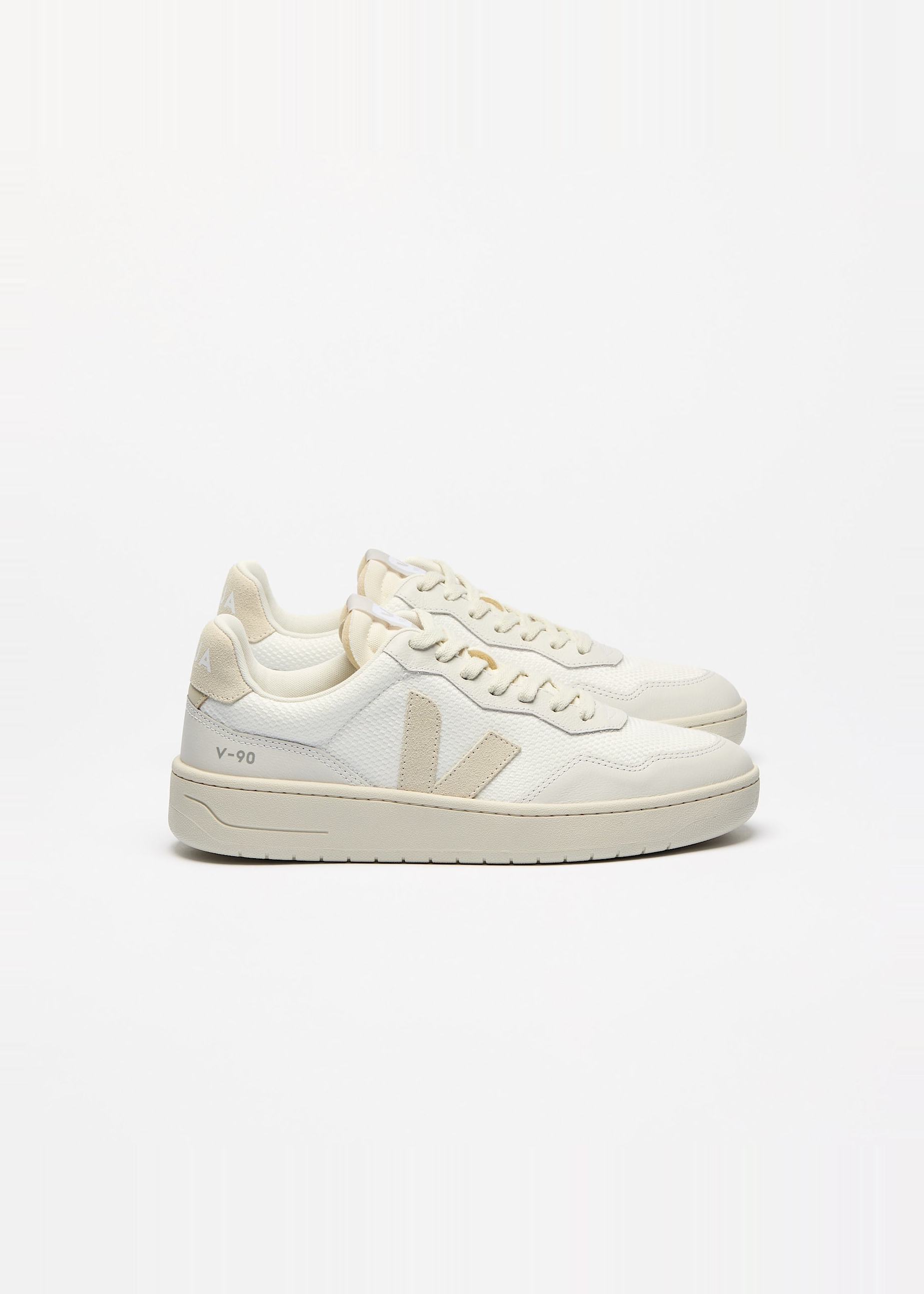 Sneaker aus recycelten Materialien | Ecru "v-90 white pierre", Veja, Foto 1