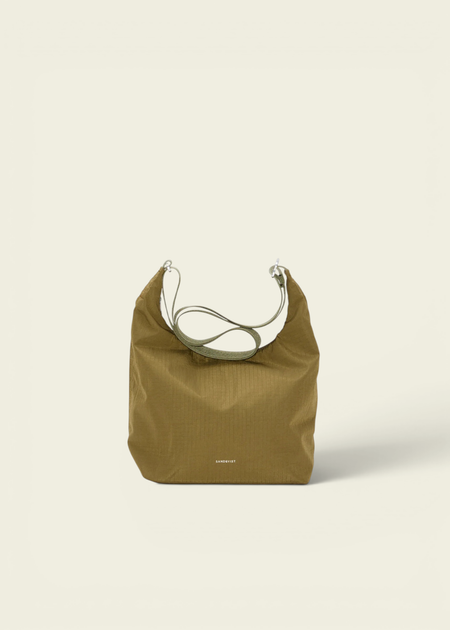 Sac bandoulière en matière recyclée | vert "Grid shoulder bag mini - olive" - Sandqvist