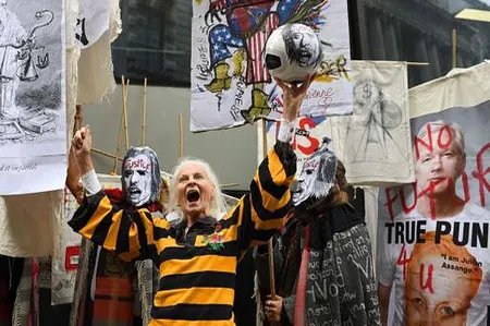 Vivienne Westwood lors d'une manifestation visant à dénoncer l'extradition de Julien Assange, derrière le scandale de WikiLeaks | © Stefan Rousseau/PA Wire