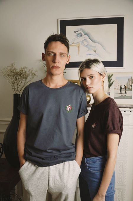 T-shirt brodé gris encre en coton bio - rose