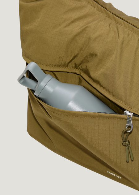 Umhängetasche 20L aus recyceltem Material | grün "Grid shoulder bag - olive", Sandqvist, Foto 3