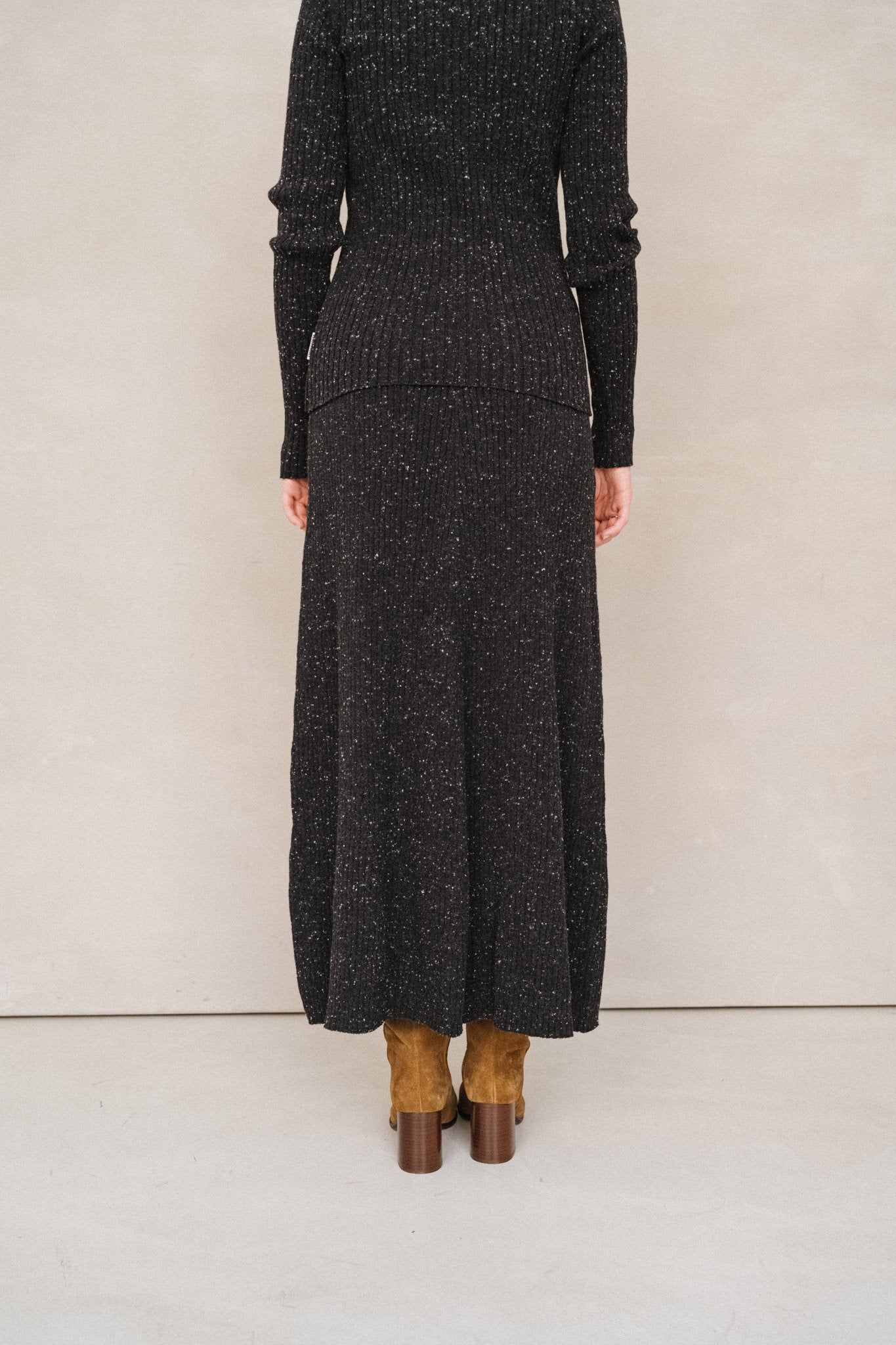 Langer Rippstrickrock aus Bio-Baumwolle und Wolle | Schwarz "hanaa tweed - black-oatmilk", Armedangels, Foto 2