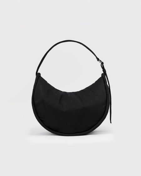 Sac bandoulière en matière recyclée | noir "curve half moon bag - black" - Sandqvist