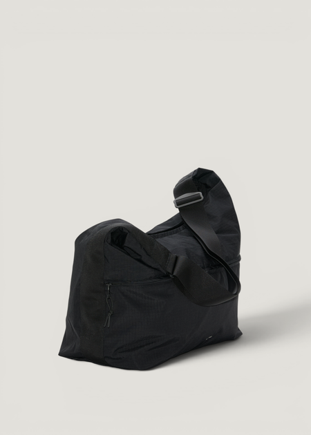 Sac bandoulière en matière recyclée | noir "Grid shoulder bag - black" - Sandqvist