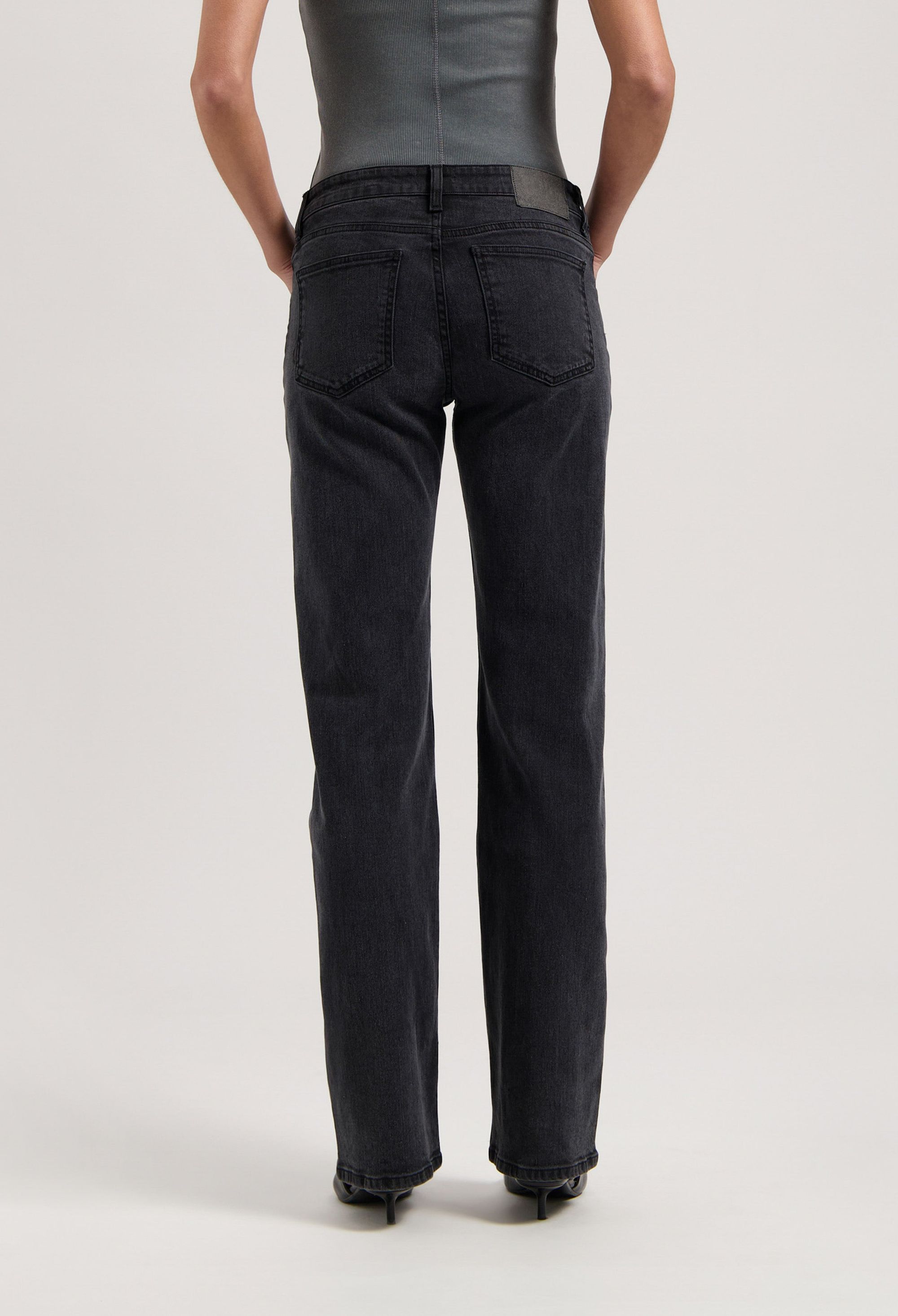 Jean droit en coton bio et recyclé | noir "Carry mid straight - black vintage", Mud Jeans, photo 3