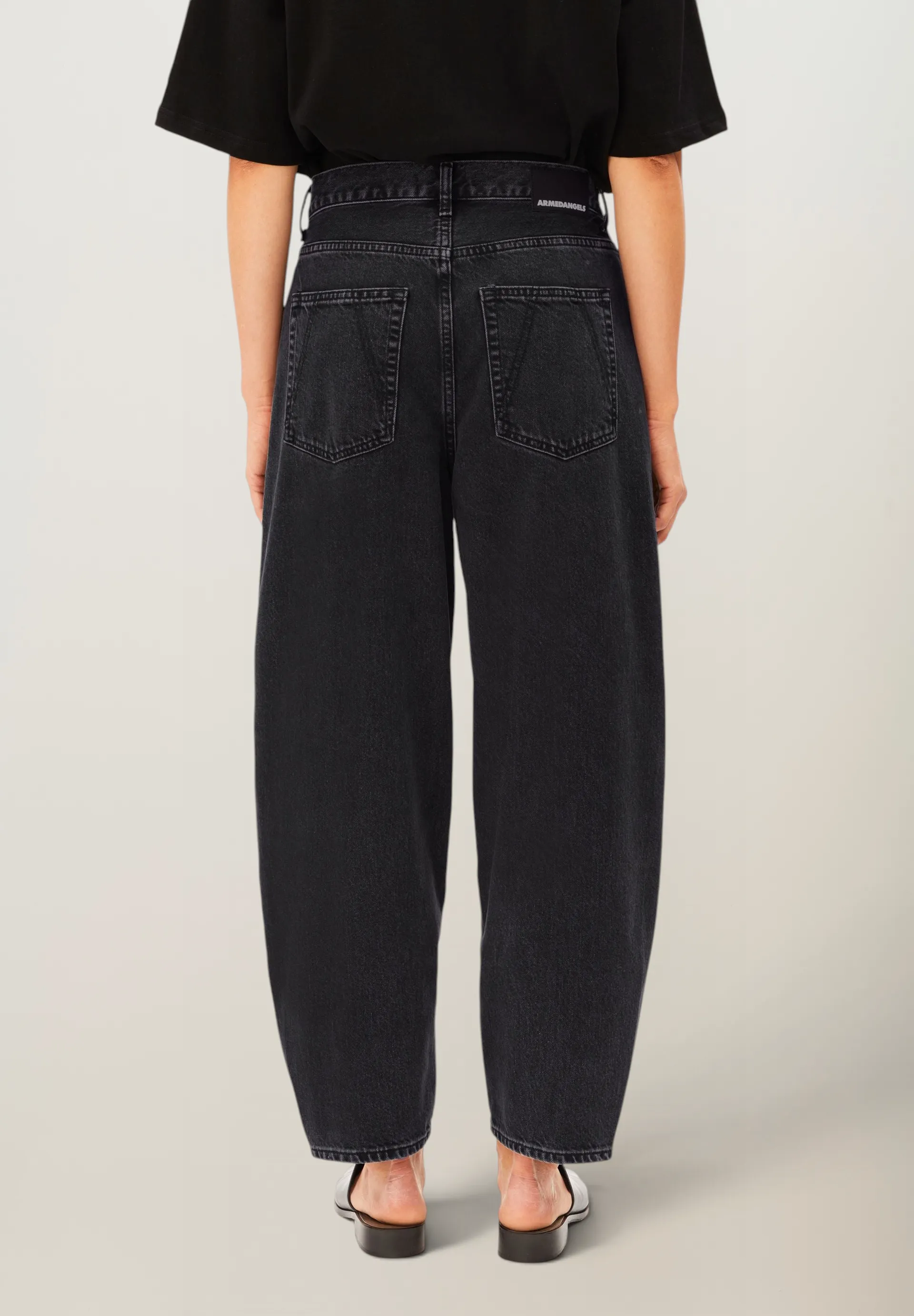 Jean ballon en coton recyclé | noir "Baarly high waist barrel jean - ebony black", Armedangels, photo 3