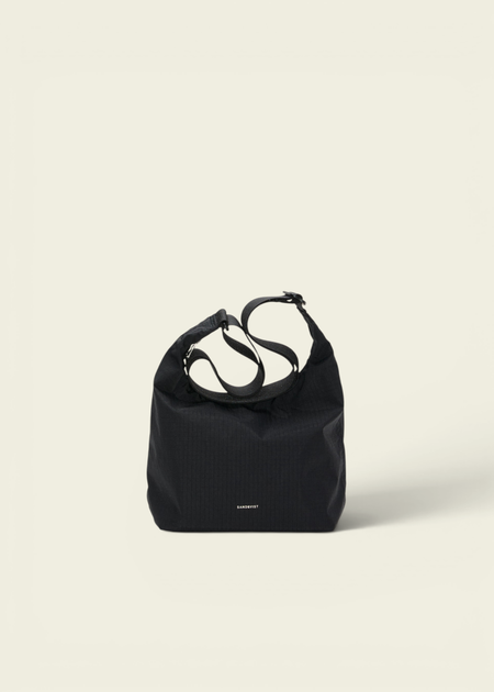 Sac bandoulière en matière recyclée | noir "Grid shoulder bag mini - black" - Sandqvist