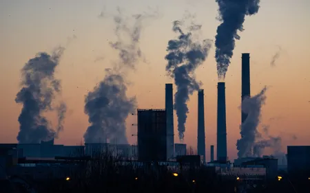 Quand on pense pollution, on se dit industrie du pétrole mais la mode sait aussi y faire dans le CO2 | © Ella Ivanescu / Unsplash