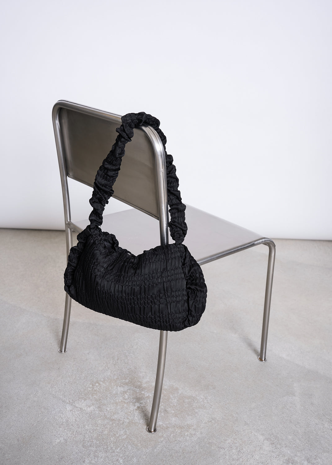 Sac à main en ecovero | noir "Ruffled bag avi black", Jan'n June, photo 3