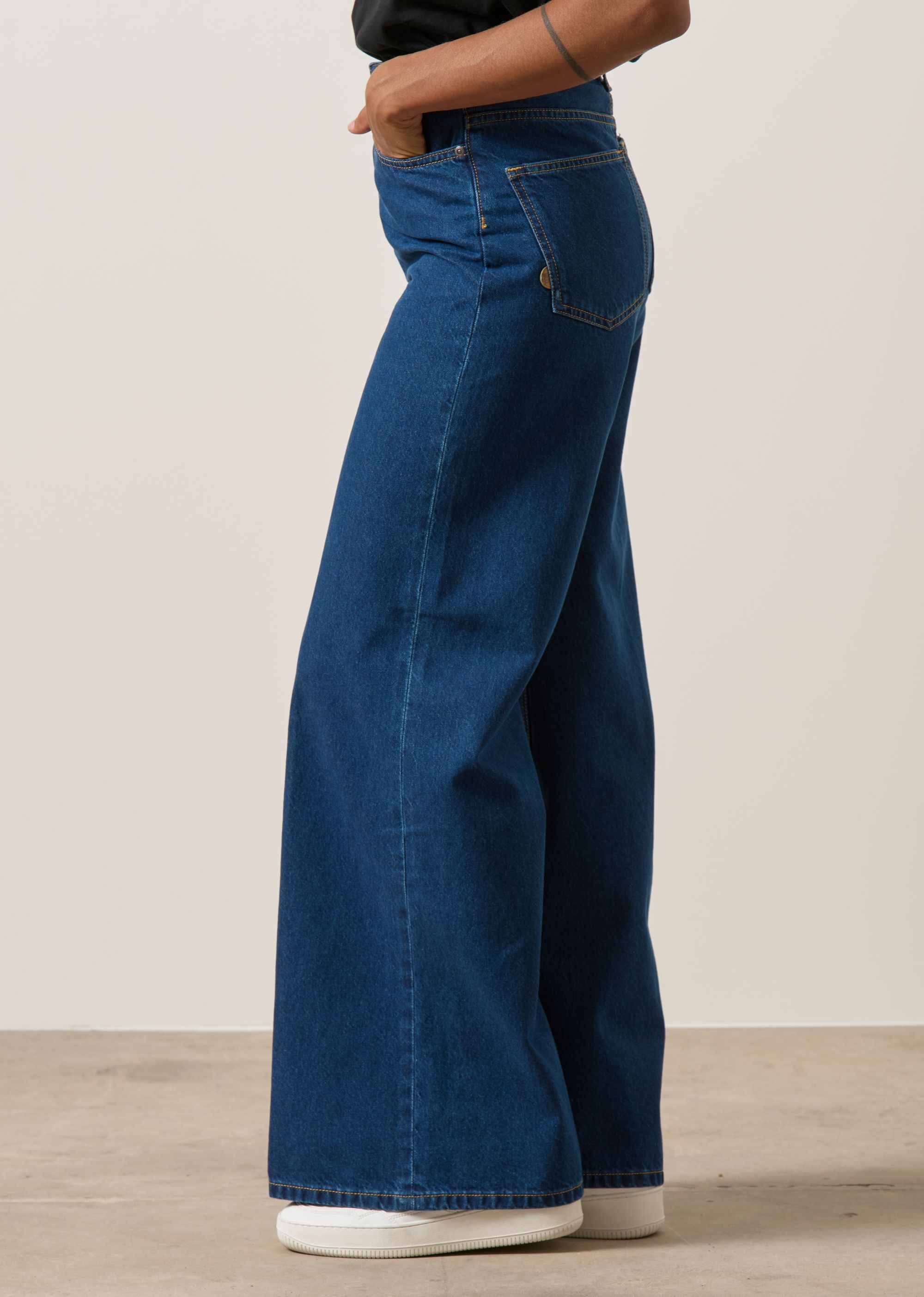 Jean wide leg en coton bio et recyclé | bleu foncé "sara high loose stone indigo", Mud Jeans, photo 4